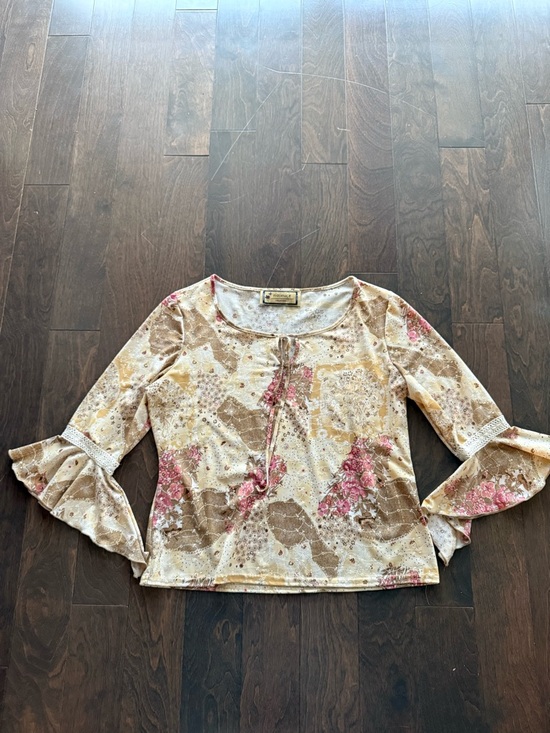 Tops - Women’s Floral Bell-Sleeve Top in Cream and Pink